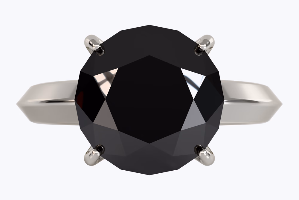 Svart solitär uppifrån, en briljantslipad svart diamant i fyra klor på en skena med knivsegg i platina.